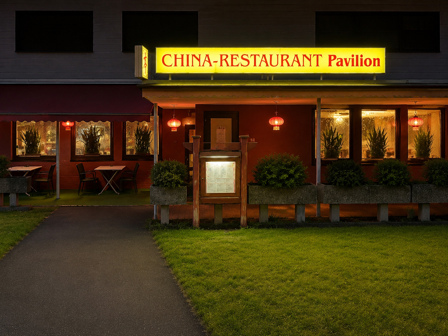 China Restaurant Pavilion bei Nacht mit gelbem Leuchtschild und roten Laternen